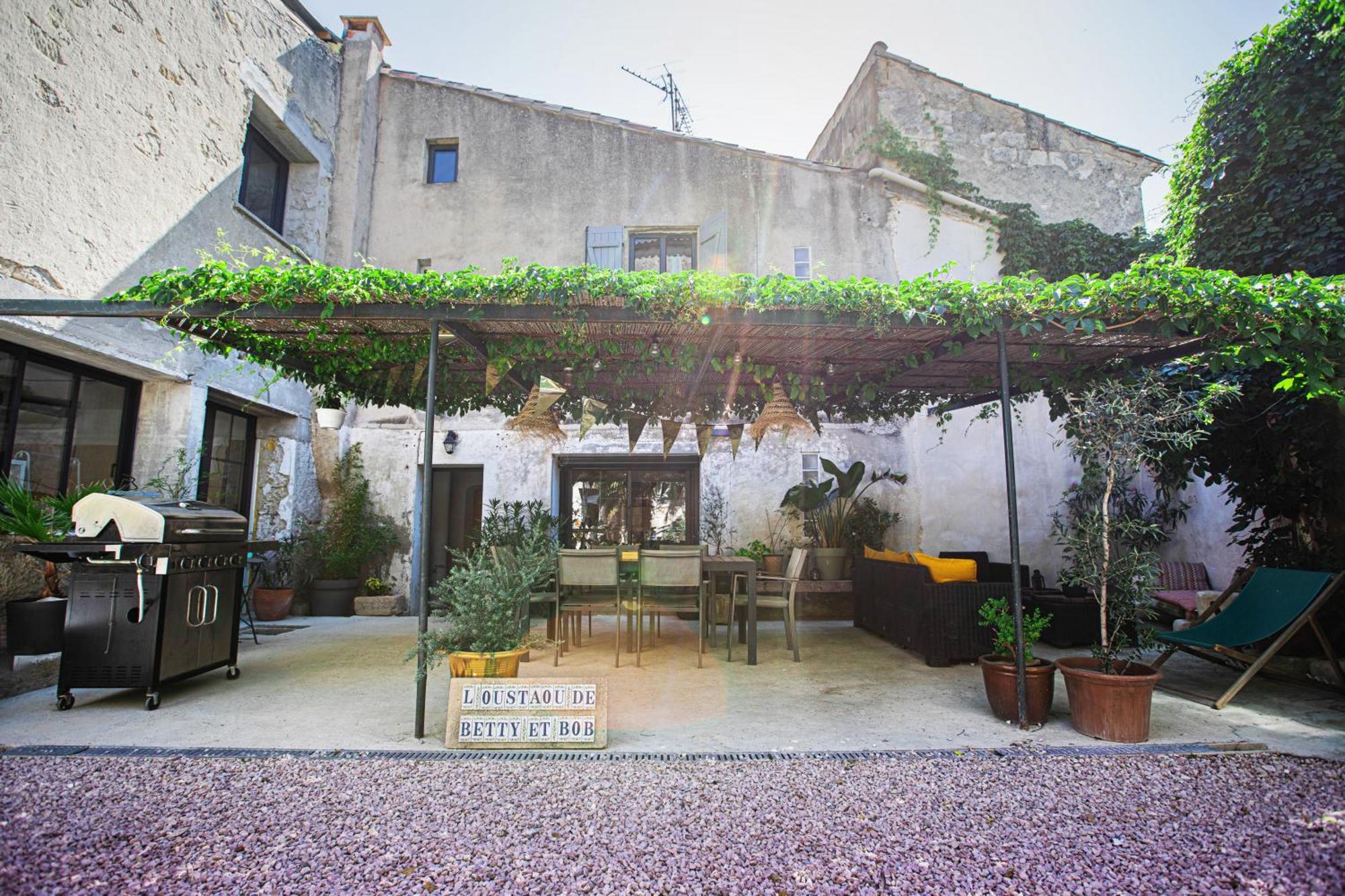 Oustaou De Betty Et Bob Bed & Breakfast Le Cailar Exterior photo